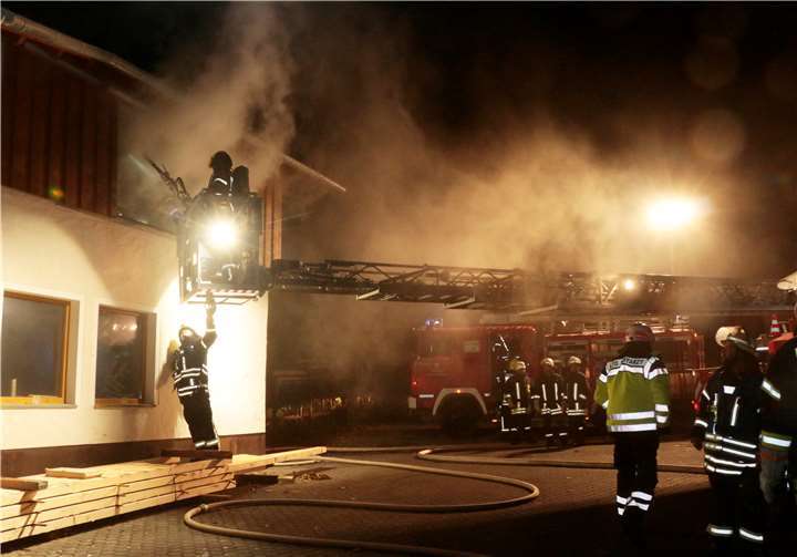 Die Drehleiter wird in Position gebracht.