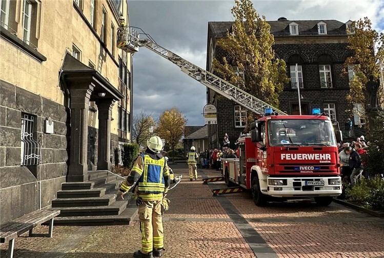 Die Drehleiter wurde unter anderem zur Personenrettung eingesetzt. 