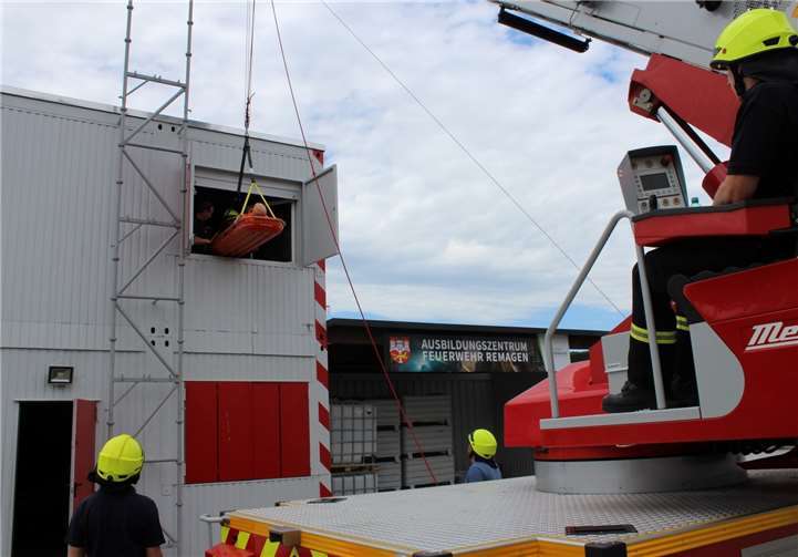 Die Drehleitermaschinisten konnten die anspruchsvolle Rettung schnell durchführen.