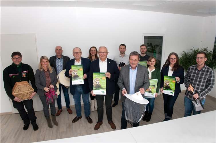 Die Drei Westerwälder Landräte bedanken sich diese bei den Mitarbeiter:innen der Kreisverwaltungen, die wie in den vergangenen Jahren für die Zusammenstellung der vielfältigen Angebote verantwortlich sind: v.li. Gerhard Willms, Forstamt Dierdorf; Sandra Köster, Vorständin Wir Westerwälder, Ingo Schwenk, Schwenk Werbeagentur, Dr. Peter Endres, Landrat Kreis Altenkirchen, Janine Sieben, Klimaschutzmanagerin Kreis Neuwied, Achim Hallerbach, Landrat Kreis Neuwied, Christian Heidtmann, UNB KV Altenkirchen, Henri Bracht, UNB KV AK Praktikant, Achim Schwickert, Landrat Westerwaldkreis, Angelina Zahn, Klimaanpassungsmangerin, Kreis Neuwied, Barbara Hombach, 3! Werbeagentur, Daniel Paulus, KV Westerwaldkreis. Quelle: Wir Westerwälder