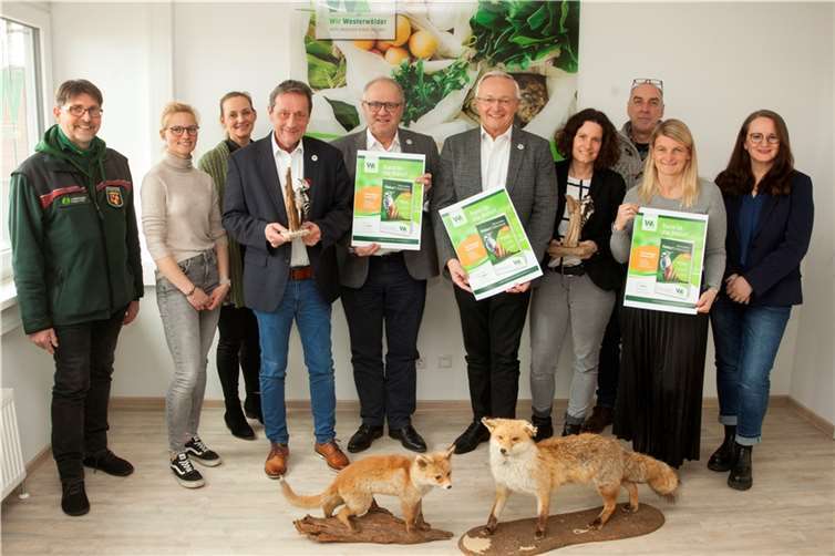 Die Drei Westerwälder Landräte präsentieren die neuen „Westerwälder Naturerlebnisse 2023“ und bedanken sich bei den Kolleginnen der Kreisverwaltungen, die, wie in den vergangenen Jahren, für die Zusammenstellung der vielfältigen Angebote verantwortlich sind. (v.l.n.r.): Gerhard Willms (Forstamt Dierdorf), Anna Hubert (Umwelt- und Naturschutz, Kreisverwaltung Westerwaldkreis), Janine Sieben (Stabsstelle Energie, Klima und Umwelt), Achim Schwickert (Landrat Westerwaldkreis), Dr. Peter Enders ( Landrat Kreis Altenkirchen), Achim Hallerbach (Landrat Kreis Neuwied), Jessica Gelhausen (Referat für Naturschutz und Umwelt, Kreisverwaltung Altenkirchen), Ingo Schwenk, (Schwenk Werbeagentur) Sandra Köster (Vorständin Wir Westerwälder) und Barbara Hombach (3! Werbeagentur). Foto: „Wir Westerwälder“ - gemeinsame Anstalt des öffentlichen Rechts