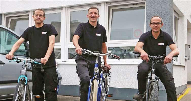 Die Drei von der Fahrradwerkstatt. Zweiradmechanikermeister Steven Wackermann und zweifest angestellte Mitarbeiter bilden das Kernteam der Caritas-Werkstatt. Fotos:Caritasverband Koblenz e. V.