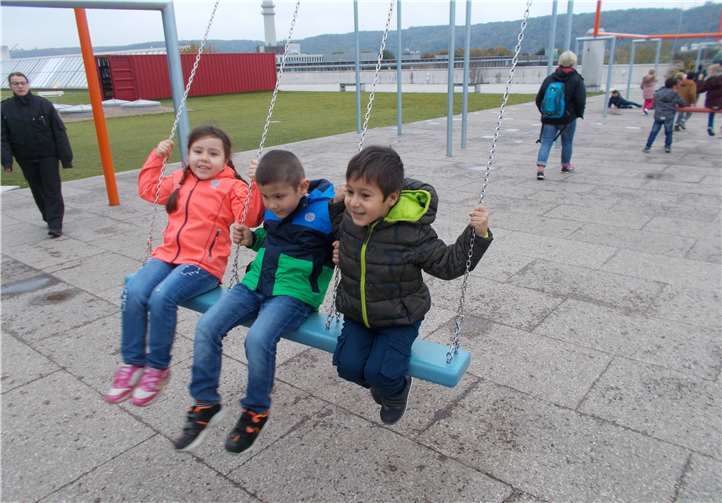 Die „Dreier-Schaukeln“ auf dem Dach erlangten schnell die Aufmerksamkeit der Kinder.