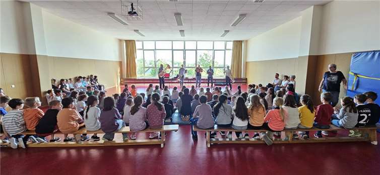 Die Drittklässler der Grundschule Mendig gemeinsam mit der Schützenkapelle – ein Vormittag voller Musik und Begeisterung.  Foto: privat