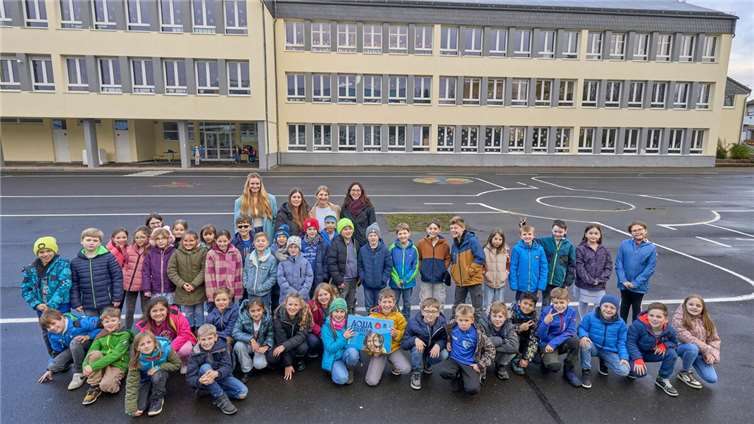 Die Drittklässler der Grundschule Nauort freuen sich über den neuen Aqua-Agenten-Koffer.  Foto: Sascha Ditscher/evm