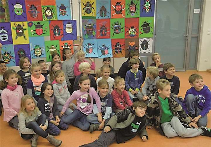 Die Drittklässler der KGS St. Martin präsentieren ihre Käferkreationen.