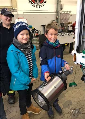 Die Drittklässler erhielten Einblicke in echte Feuerwehrarbeit. Privat