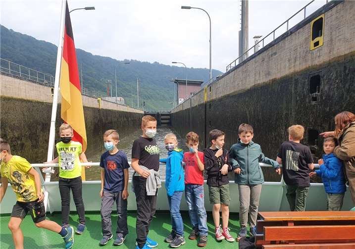 Die Drittklässler fuhren mit dem Schiff unter anderem durch die Schleuse in Fankel.