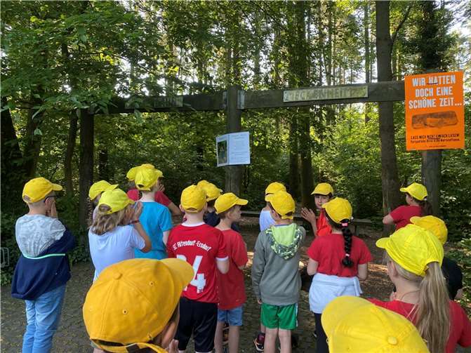 Die Drittklässler wanderten zur Finnenbahn, wo die Kinder mit einem Yogaweg überrascht wurden, der eigens für sie erstellt wurde.  Fotos: KGS