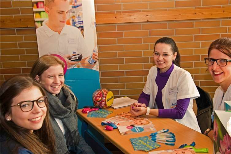 Die Drogeriekette „dm“ war durch die ehemalige Schülerin der Realschule Ahrweiler, Andrea Nelles, und die derzeitige Auszubildende Olga Anders vertreten, die über die Ausbildung bei „dm“ berichteten.privat