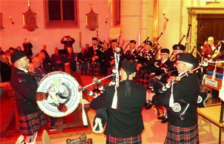 Kerer-Junge Altwerker unterstützen „Kinderhospiz Nestwärme“ Die Dudelsack-Formation der Moselkrampen Lowland Pipes & Drums begeisterte mit „Amazing Grace“ und „Mull of Kintyre“.