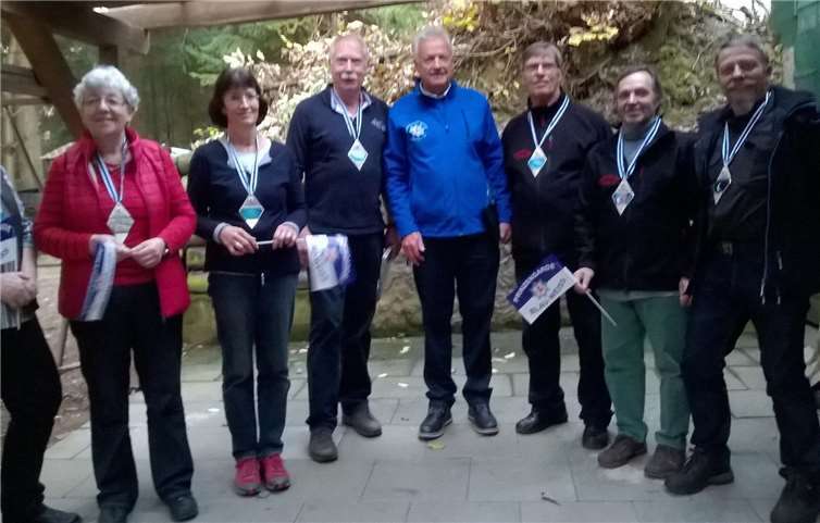 Die Düsseldorfer Karnevalisten verliehen zum Abschluss noch Orden und auch Wolfram Boemer übergab einen Wappenteller zur Erinnerung. privat