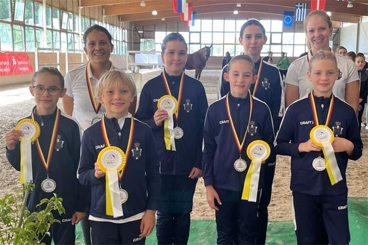 Die E-Gruppe des RVK hat am Sonntag ihre Prüfung gewonnen. Vorn: Ylva Rohkamp, Finn Noah Früh, Emma Stilkerig, Linda Biermann; hinten: Annouschka Konitzer, Hanna Scheffel, Lea Francke, Nikola Becker.