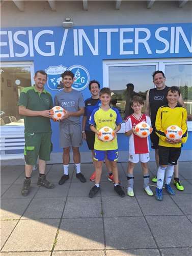 Die E III-Jugend der SG Bad Breisig mit den neuen Spielbällen. Foto: privat