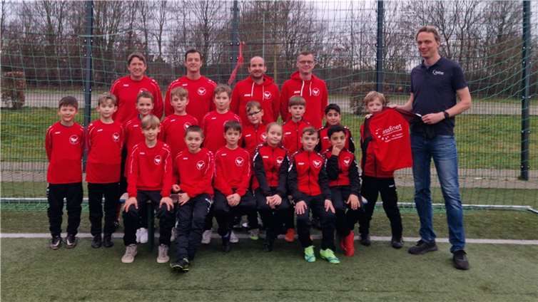 Die E III mit dem Trainerteam Daniel Dechant, Ivan und Nikolai Bossauer, Marc Liebich sowie dem Vertreter des Sponsors ASSFINET GmbH, Martin Schilgen.  Foto: SV Rot-Weiß Merl