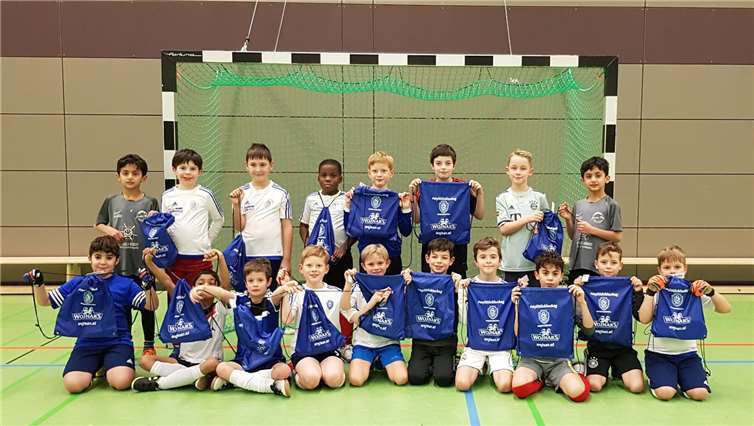 Die E Jugend-Spieler sind mächtig stolz auf ihre tollen neuen Turnbeutel. privat