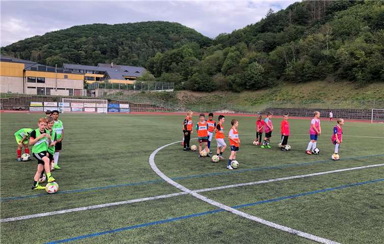 Die E-Jugend, auf dem Foto beim Koordinationstraining zu sehen, spielt am Freitag den 28.08.20 mit beiden Teams Freundschaftsspiele gegen Auderath I und II.Foto: privat