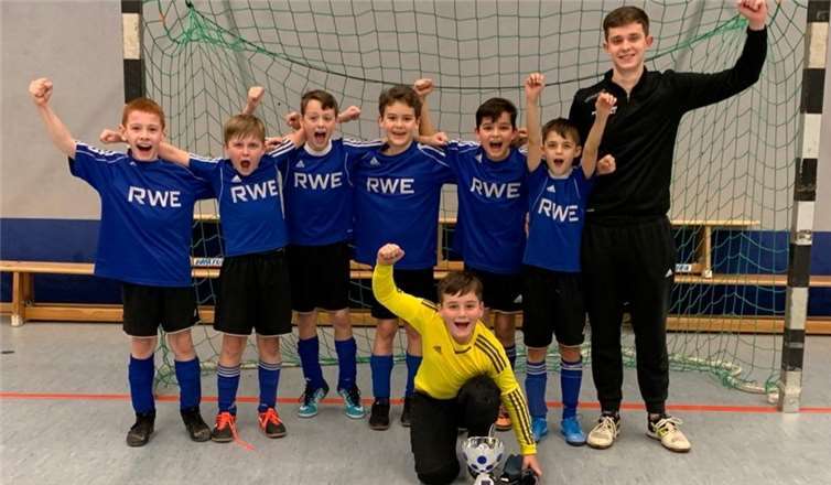 Die E-Jugend der JSG Brohl-Lützing/Gönnersdorf mit Pokal.Foto: privat