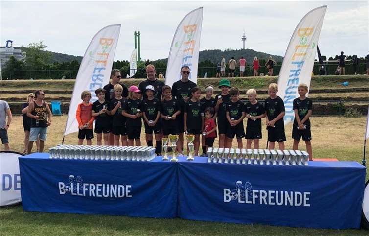 Die E-Jugend der SG Eintracht Mendig bei der Siegerehrung.  Fotos: privat