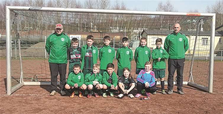 Die E-Jugend der SpVgg Bendorf (hinten v.li.): T. Grötzinger, J. Kutscherenko, E. Heidenreich, F. Halabaku, R. Celik, K. Strott, E. Becker, M. Becker; (unten v.li.): I. Bourkou, M. Diensberg, N. Keberle, L. Grötzinger und M. Schenkelberg. privat