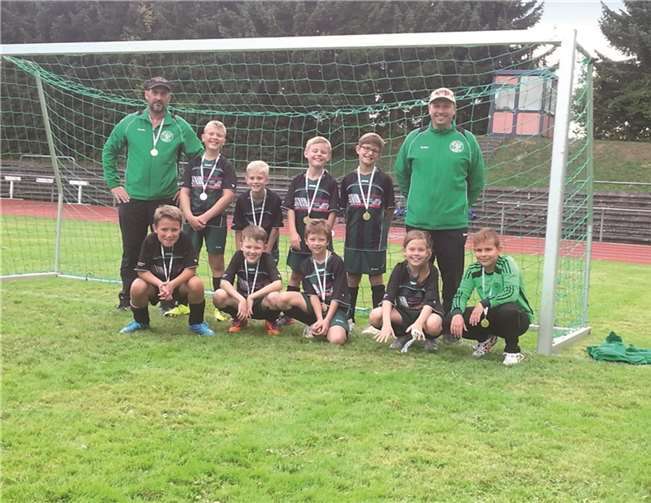 Die E-Jugend der SpVgg Bendorf (hinten von links): Michael Becker, Alex Kretz, Max Diensberg, Julis Fischer, Eliah Becker und Thorsten Grötzinger. Vorn von links: Elias Heidenreich, Jeremy Kutscherenko, Gyulien Eminov, Lucy Grötzinger und Philipp Rasch.privat
