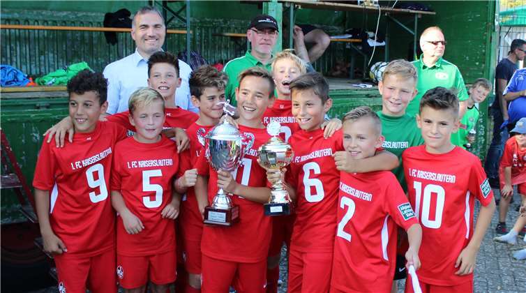 Die E-Jugend des FC-Kaiserslautern konnte bereits zum 4. Mal den Pokal mit nach Hause nehmen. Foto: privat