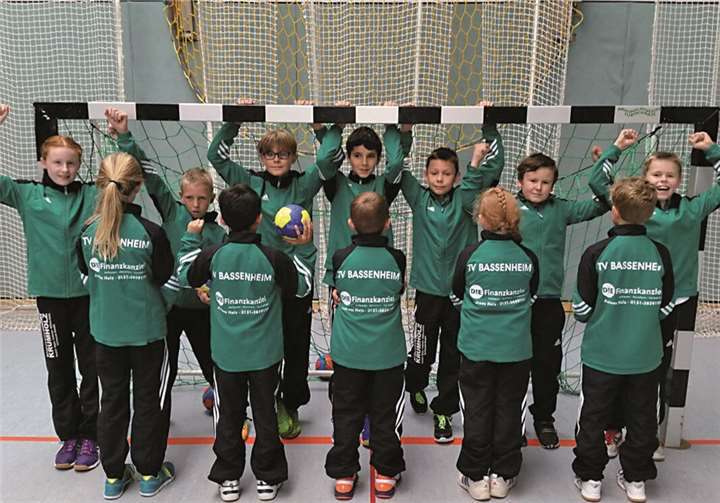 Die E-Jugend des TV Bassenheim (hintere Reihe): Luca Barthel, Leon Lakotta, Lars Brixius, Louis Vogel, Sandro Müller, Daniel Lohner, Kimi Buess, (vordere Reihe): Analena Mies, Idris Popal, Maurice Stark, Lena Probst und Noah Buess. privat