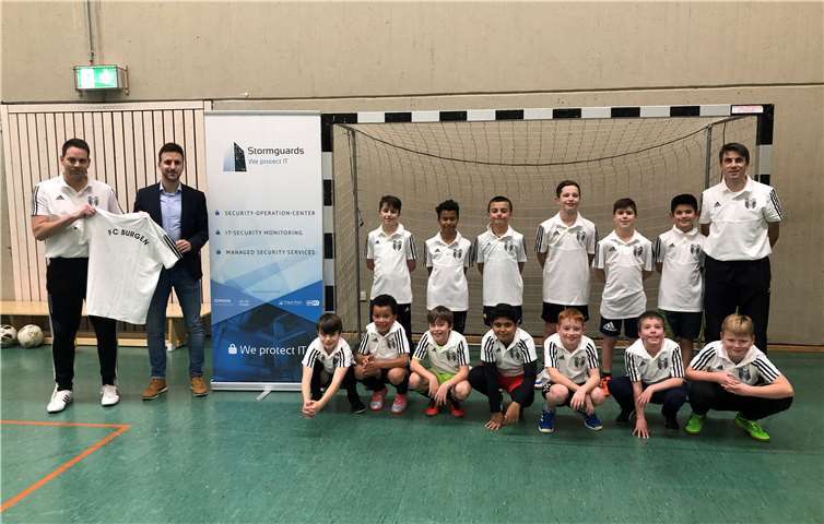 Die E-Jugend freut sich über die neuen Trikots.Quelle: FC Burgen 1919 e.V.