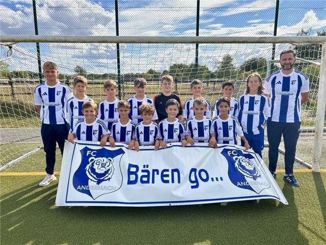 Die E-Jugend in der Saison 2025-2026: Stehend v. l. n. r.: Co-Trainer Leon Schopf, John Darenski, Tim Engelmann, Elia Kessels, Emil Engel, David Platsynda, Fabrice Schaaf, Theo Zäck, Trainer Leo Bicvic. Sitzend v. l. n. r.: Hugo Bicvic, Diego Geraci, Linus Porz, Adrian Bartz, Elias Runkowsky, Tarik Akbey. Fotos: privat
