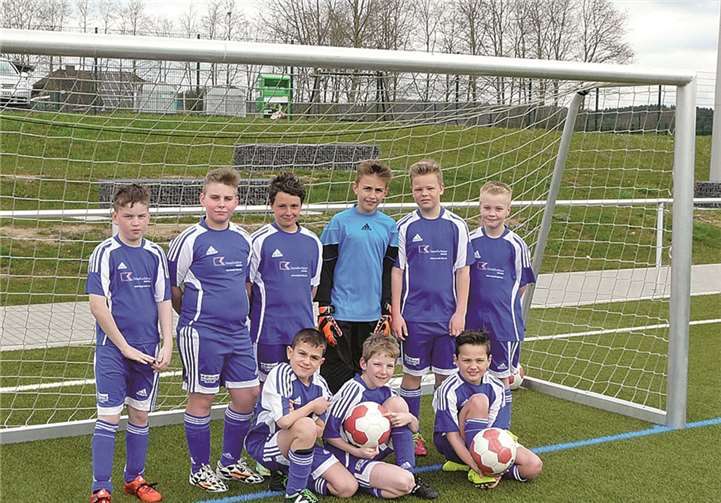 Die E-Jugend verbesserte ihren „Torschuss“ (stehend v.l.): Pascal Bakker, Renato Jaksic, Jannik Wingender, Felix Koch, Philip Riedel, Louis Böhm; (kniend von l.:) Luis Krasniqi, Fabian Thielecke und Lirijon Krasniqi.privat