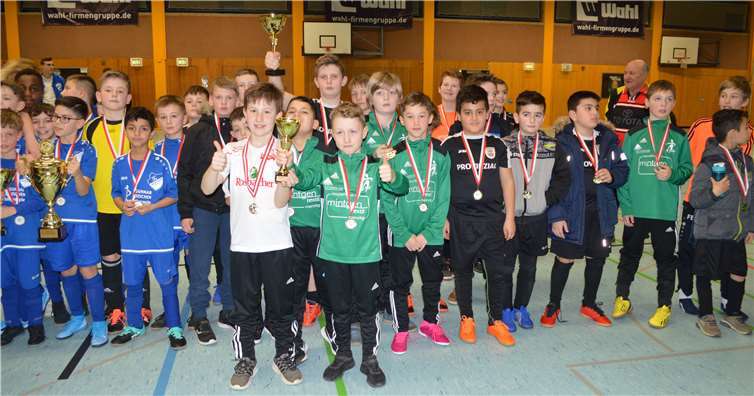 Die E-Jugenden präsentieren ihre Pokale und Medaillen. Fotos: AB