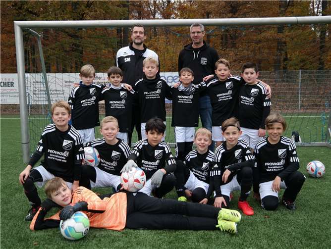 Die E-Jugendmannschaft des SV Alemannia Adendorf (SVA) freut sich über neue Trikots.Foto: privat