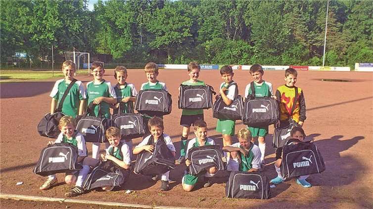 Die E-Jugendspieler und ihre Betreuer bedankten sich bei allen Spendern und Sponsoren. privat