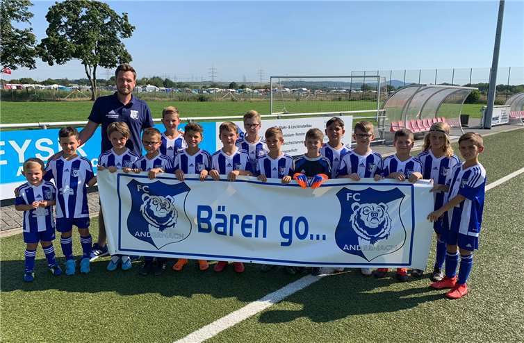 Die E-Junioren Kicker des FC Andernach möchten in der anstehenden Saison weiter für Furore sorgen.v.l.: Co-Trainer Hugo Bicvic, Julian Behr, Luca Probst, Trainer Sascha Müller, Philipp Rehan, Adrian Hohenberg, Almir Dzaferi, Mattis Schug, Leon Casper, Milo Tomovic, Finn Bersch, Yagiz Deniz, Nick Jegel, Besnik Ljuma, Nevio Staab, Jano TomovicFoto: privat