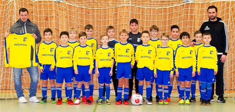 Die E-Junioren Kicker des FC Andernach posieren sichtlich stolz in ihren neuen Trikots.Privat