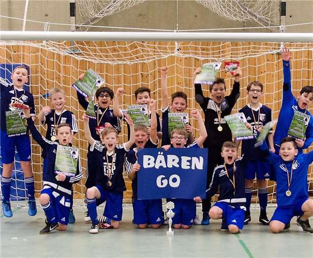 Die E-Junioren Kicker des FC Andernach sind Hallen-Kreismeister 2018: (Vorne v.l.n.r.) Gilian Buller, Felix Bersch, Leon Schopf, Leon Casper, Sinan Brahaj, Arber Ljuma. (Hinten v. l. n. r.) Andreas Gergert, Tim Steinbrecher, Toran Mogulkoc, Ardit Dzaferi, Niklas Behr, Nico Fogolin, Max Kneib, Ziya Deniz.