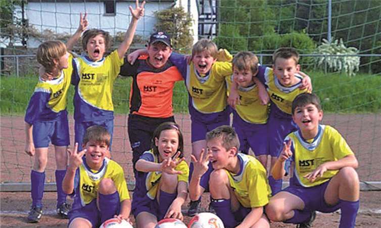 Die E-Junioren der JSG Burgbrohl: Hintere Reihe v. l.: Luca Wey, Lennart Bersch, Tim Goebel, Niklas Klein, Moritz Bous, Pascal Weber. Vordere Reihe v.l.: Ben Sroka, Marie Schneider, Jan Esser, Paul Sroka. privat