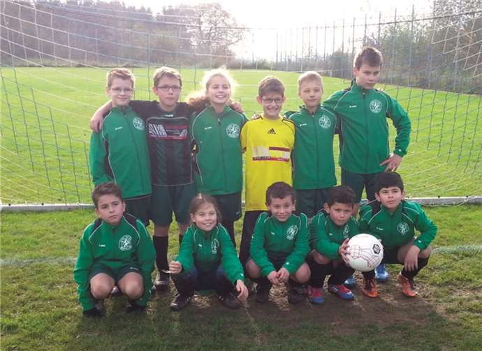 Die E-Junioren der SpVgg Bendorf: (h.v.l.) Rron Abazi, Elias Heidenreich, Katharina Strott, Eliah Becker, Tobias Jumpertz, Jan Dötsch; (v..v.l.) Festim Halabaku, Lucy Grötzinger, Ibrahim Bourkou, Noah Keberle und Rüchan Celik.Privat