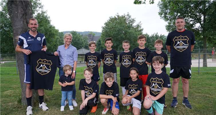 Die E-Junioren freuten sich über ihre neuen Aufwärmshirts. privat