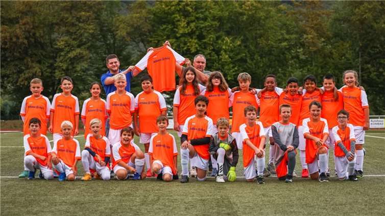 Die E Junioren mit ihren neuen Trikots.Foto: privat