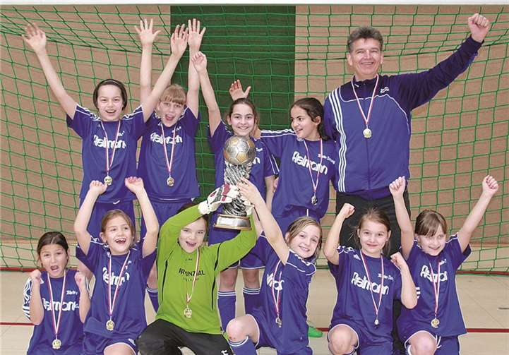 Die E-Juniorinnen der SG Wienau/Freirachdorf freuen sich über den erneuten Titelgewinn. privat