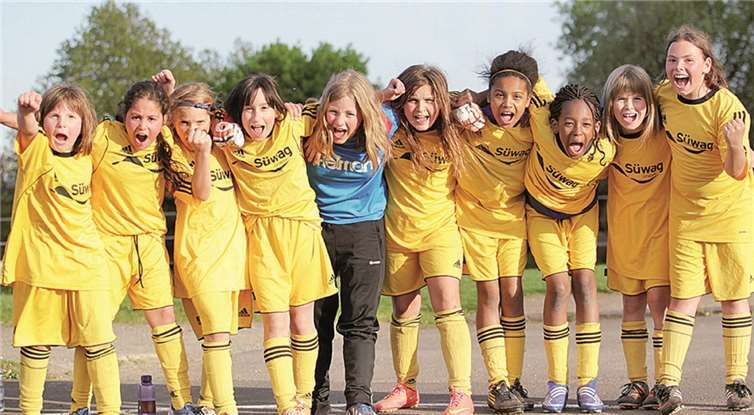 Die E-Juniorinnen jubelten ausgelassen über den Kantersieg. privat