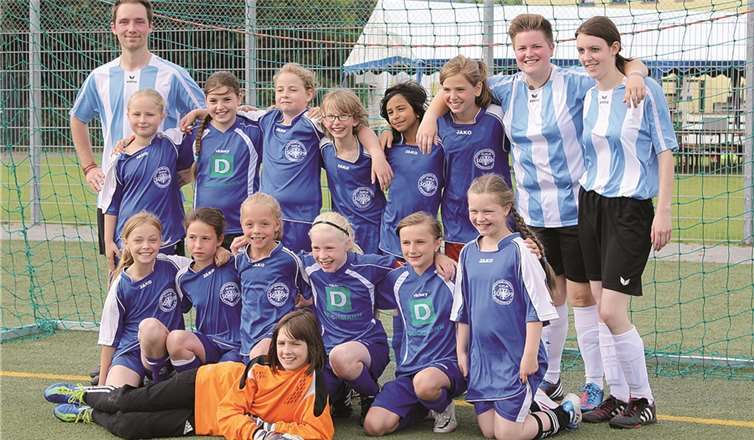 Die E-Mädchen der SG 99 Andernach und ihr Trainerteam Nina Engel (2.v.r.), Sabrina Luxem (daneben) und David Weber (l.) bei der Ehrung als Kreismeister der Saison 2012/13. Damit verteidigten die jüngsten Kickerinnen aus der Bäckerjungenstadt erfolgreich den schon ein Jahr zuvor errungenen Titel.privat