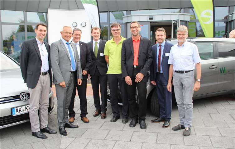 Die (E)-Mobilitätswende im Westerwald gestalten. Pascal Stocké (Klimaschutzmanager VG Leiningerland), Landrat Achim Hallerbach (Kreisverwaltung Neuwied), Landrat Achim Schwickert (Kreisverwaltung Westerwaldkreis), Peter Müller (Energieagentur Rheinland-Pfalz), Frank Repovs (Rabenkopf BürgerEnergie), Prof. Dr. Volker Quaschning (HTW Berlin), Florian Strunk (Elektromobilität im ländlichen Raum) und Günter Knautz (Kreisbeigeordneter Landkreis Altenkirchen) diskutieren auf dem Regionalforum.privat