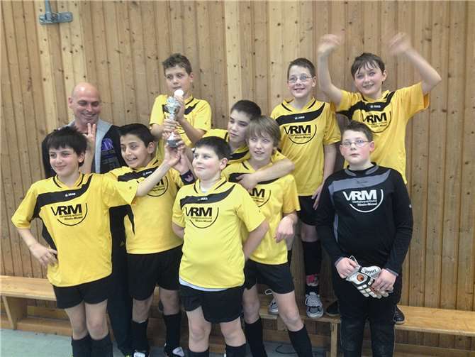 Die E1-Jugend des SC Rhein-Ahr Sinzig erreichte beim E1-Jugendturnier des TG Jan Namedy den dritten Platz. Obere Reihe: Trainer Dieter Herges, Ruben Aboulzahab, Mustafa Ghazale, Kevin Korbach und Jakob Pauly, untere Reihe: Samet Parlak, Serkan Yildiz, Kevin Herges, Jan Berzen und Justin Korbach (jeweils v. l. n. r.).