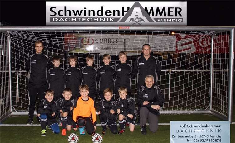 Die E1-Jugend freut sich über die neuen Trikots. privat