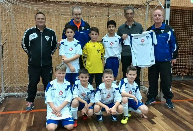 Die E1-Junioren freuen sich über ihre neuen Trikots. privat