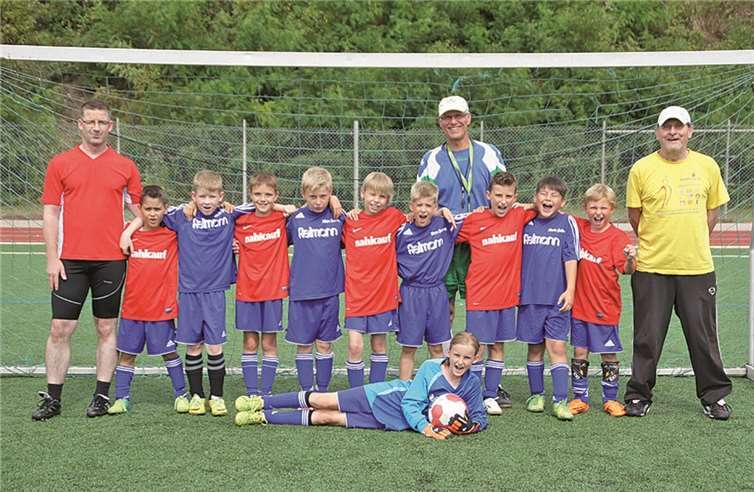 Die E1-Junioren für die Saison 2014/2015 (v.l.): Umutcan Bilgili, Fabian Stumpf, Lukas Helf, Marc Sommer, Magnus Heinemann, Marlon Litz, Luis Schreiber, Mikail Sahin, Christoph Vogt, Julia Schmitz (liegend) Trainer: Michael Stumpf, Helmut Sommer und Harry Brück. privat