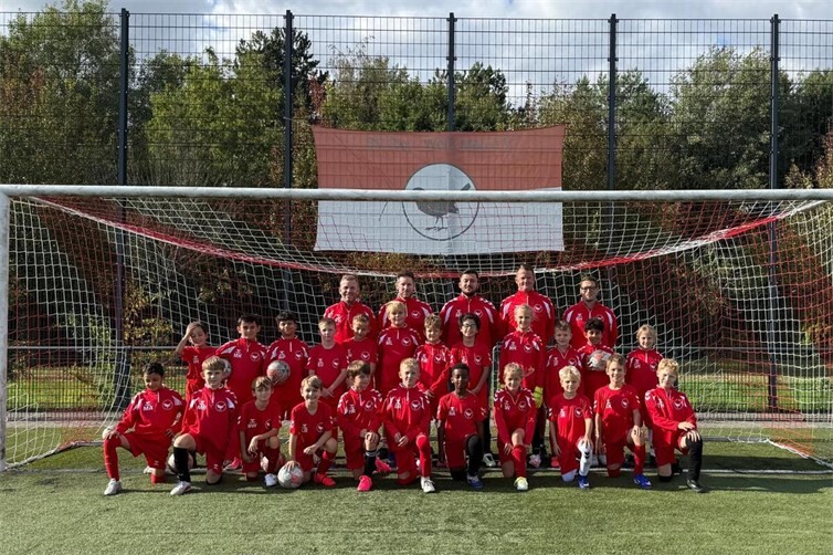 Die E1 des SV Rot Weiß Merl mit neuer Trainingsausstattung  