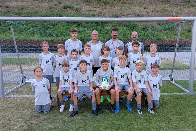Die E1 und die E3 der JSG Nickenich/Eich Kell Saison 26/27: h.v.l. das Trainerteam Tom Oberender, Udo Schmitt, Thomas Herbst, Lars Lespagnol, m.v.l. Romy Schmitz, Anton Witte, Levy Reichert, Hannes Auer, Enno Lange, Max Stern, Noah Mosen, Luke Pfeiffer, v.v.l. Estelle Spreitzer, Lennard Lespagnol, David Schmitt, Kijell Külahcioglu, Paul Leyendecker, Theo Müller, David Nonn